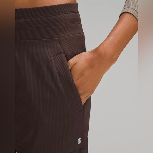Lululemon Dance Studio Mid-Rise Pant
Regular color espresso woman’s size 0 to 14 - Picture 2 of 10